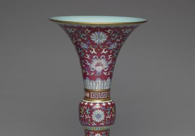 图片[2]-Vase with Indian lotus and Eight Treasures decor in famille rose on a dark red ground, Qing dynasty, Qianlong reign (1736-1795)-China Archive